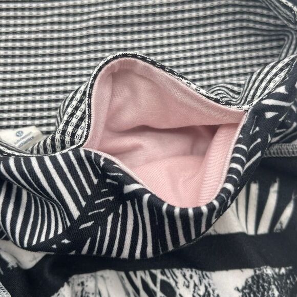 LULULEMON Leggings Size 6 Black White Striped Wunder Under Crop II Shady Palms - Picture 13 of 13